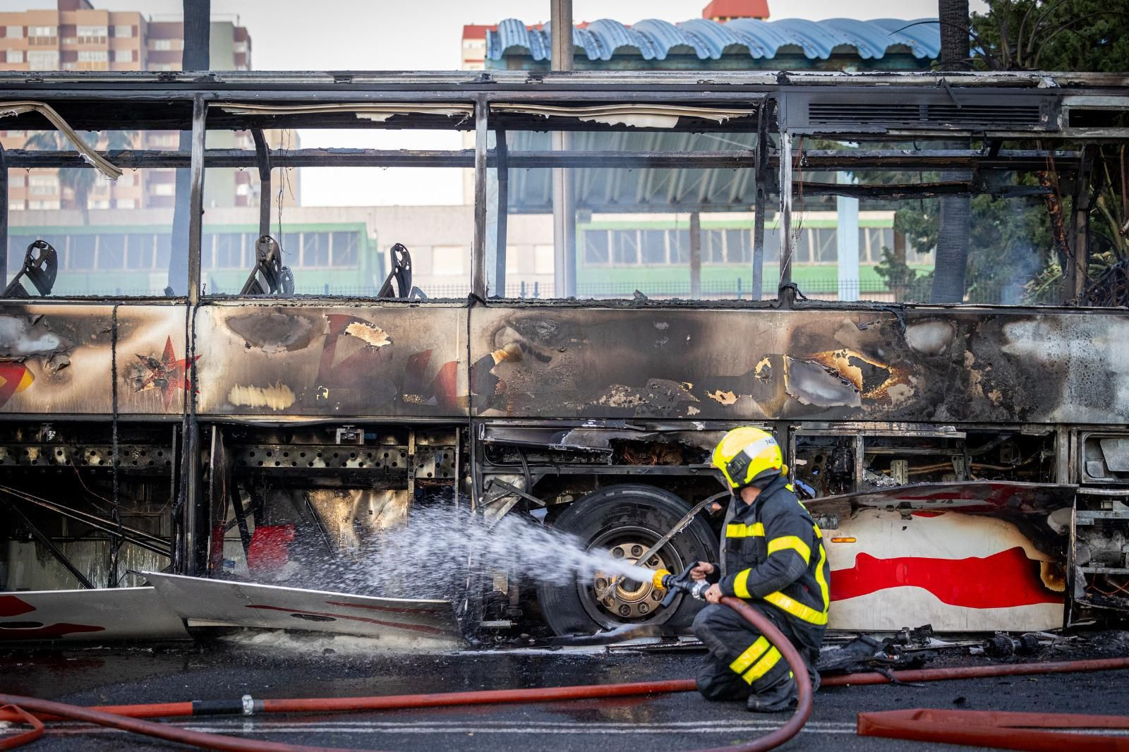 Así ha quedado el autobús que ha ardido esta mañana en Cádiz