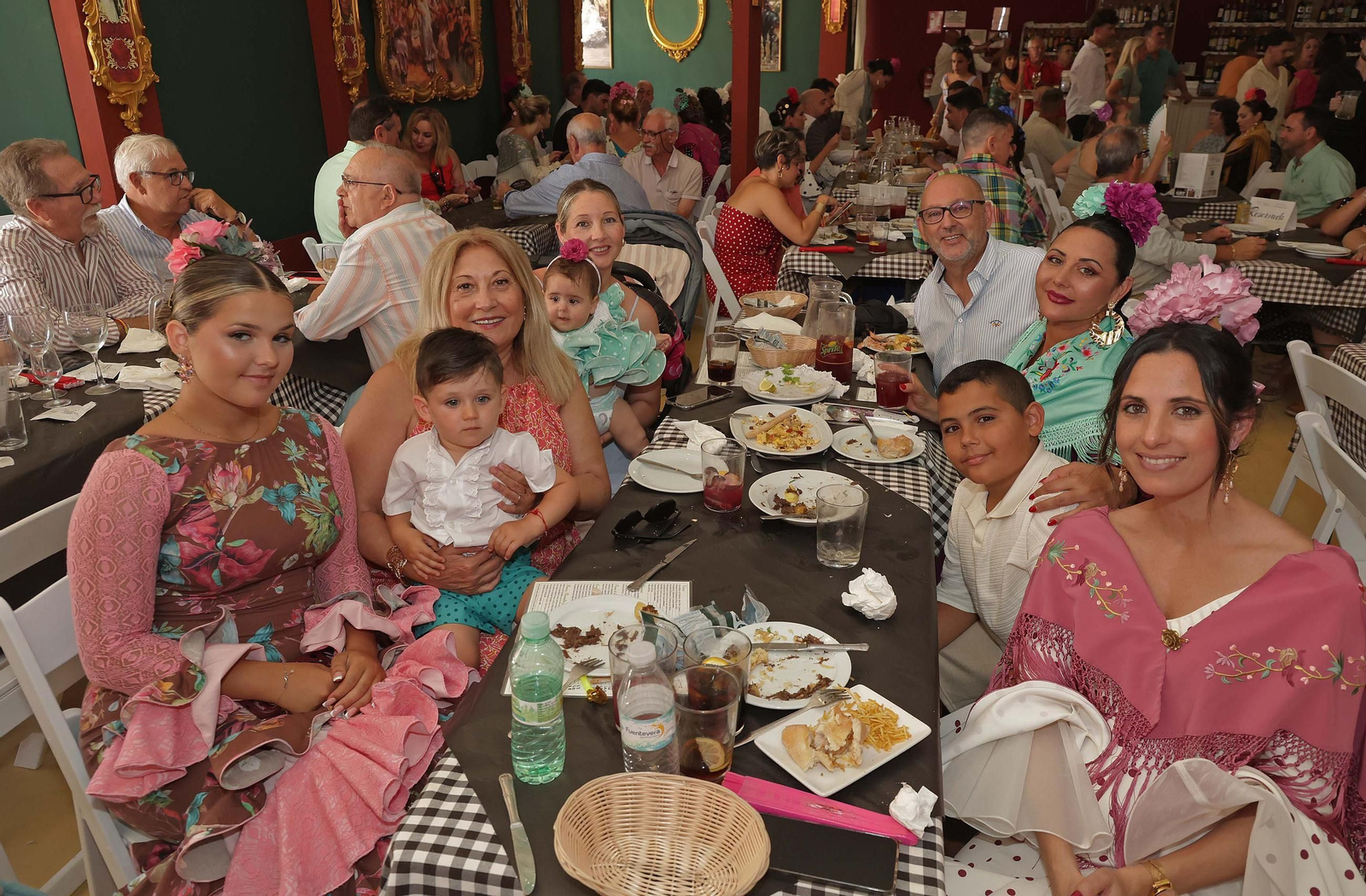 Búscate en las fotos del Domingo por Sevillanas de la Feria Real de Algeciras 2025