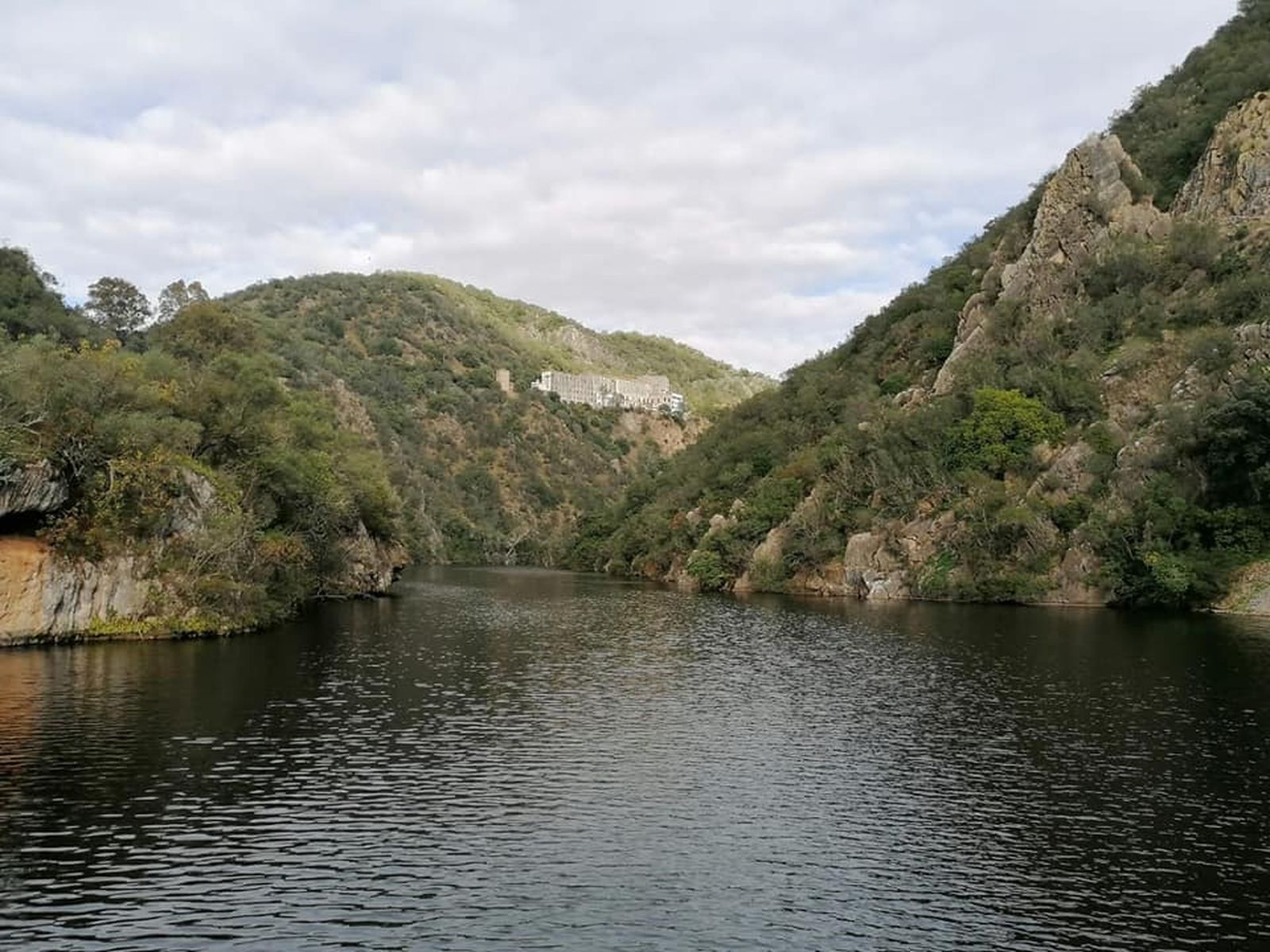 La llegada del nuevo barco solar a Hornachuelos, en fotografías