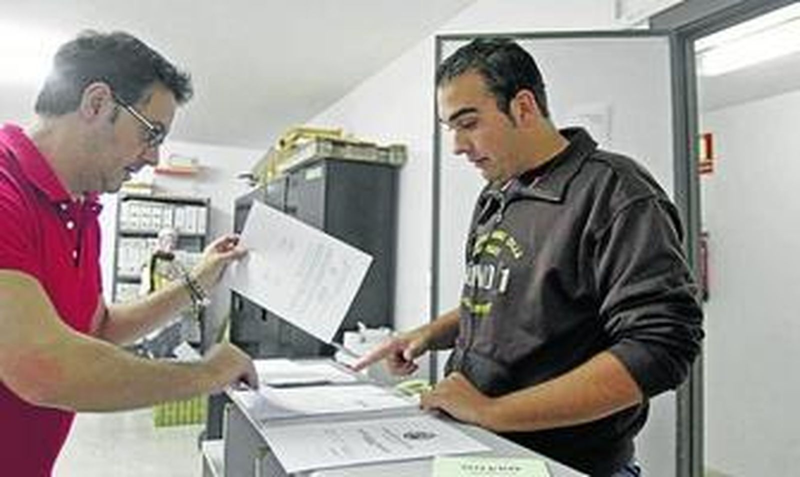 El representante legal de una agrupación realiza la inscripción en las oficinas del Patronato del Carnaval.