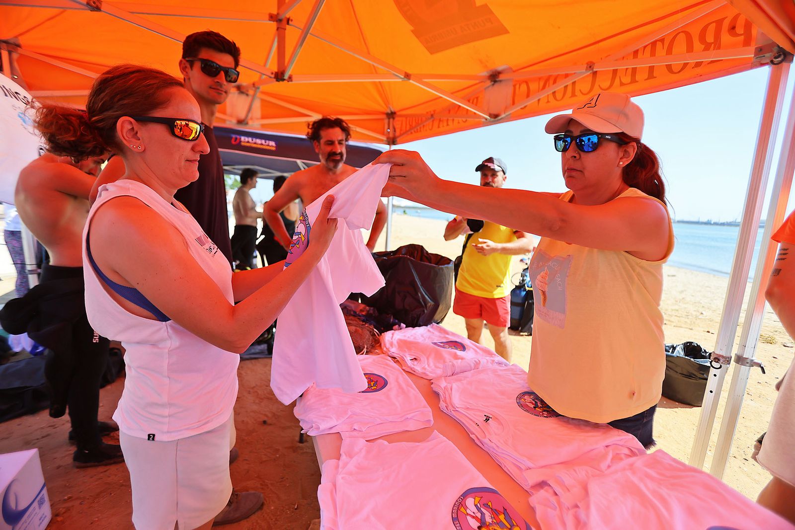 Imágenes de la gran recogida de residuos abandonados en el marco de la octava edición de '1m2 contra la basuraleza'. En la playa de la Canaleta.