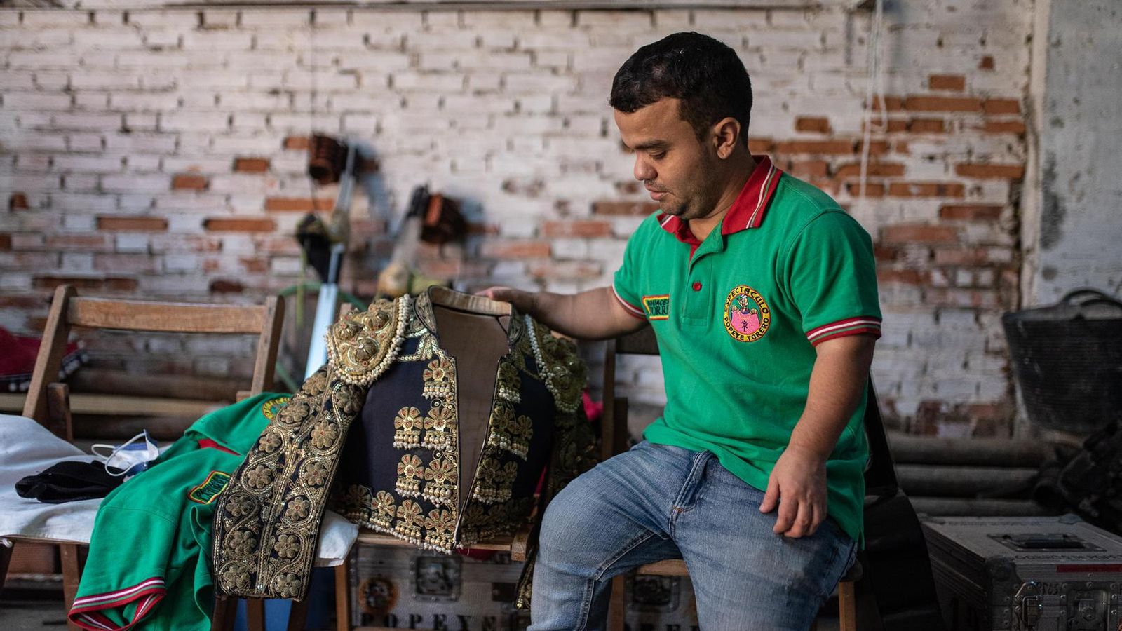 Uno de los artistas junto a una chaquetilla de torero.