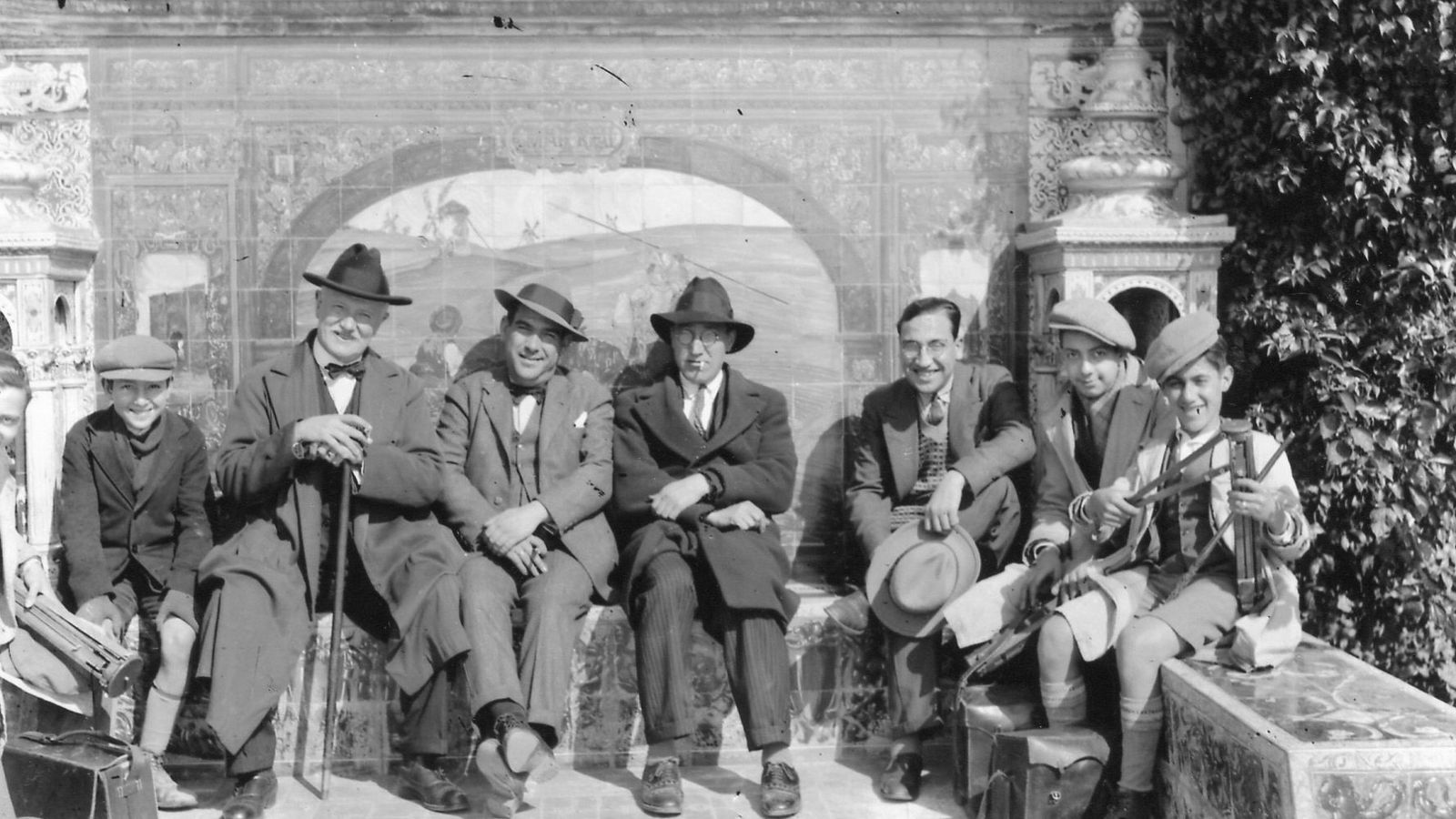 Gelán, en la plaza de España 1929, con otros fotógrafos: Serrano, Sánchez del Pando, Barrera y Serafín.