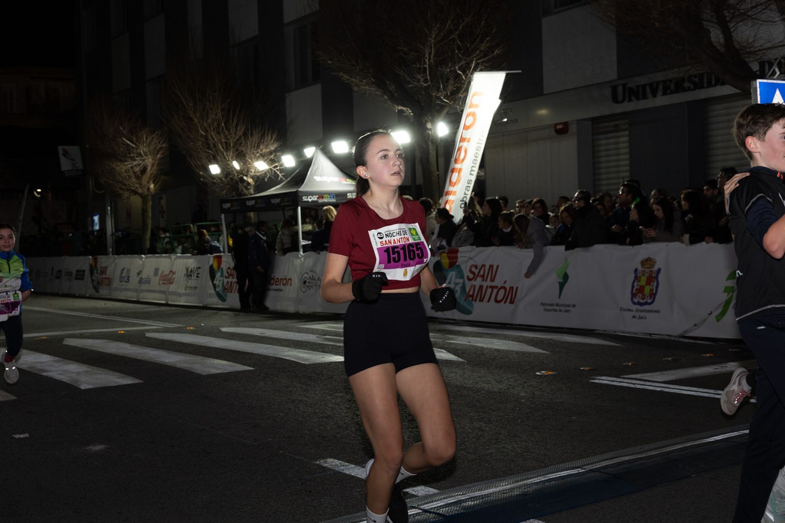 En imágenes: 2.000 atletas brillan con luz propia en la infantil de la Carrera de San Antón 2026