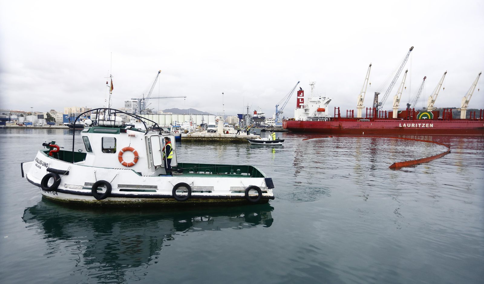 Las fotos del simulacro contra la contaminación en el puerto de Málaga