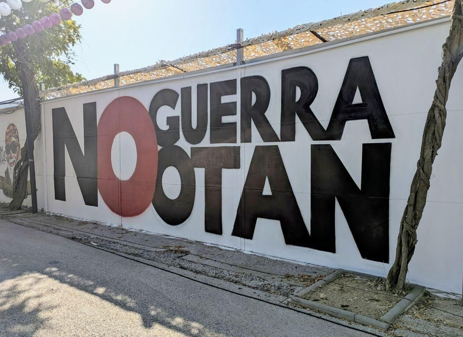El mural pacifista en la caseta 'Rincón Cubano' del PCE.