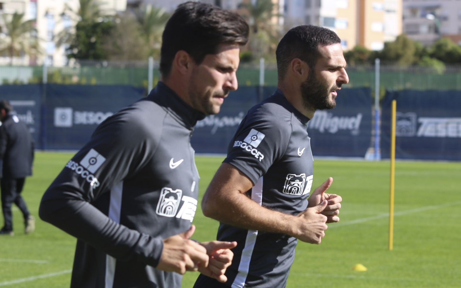 Adrián, Renato Santos y Lombán pisan césped