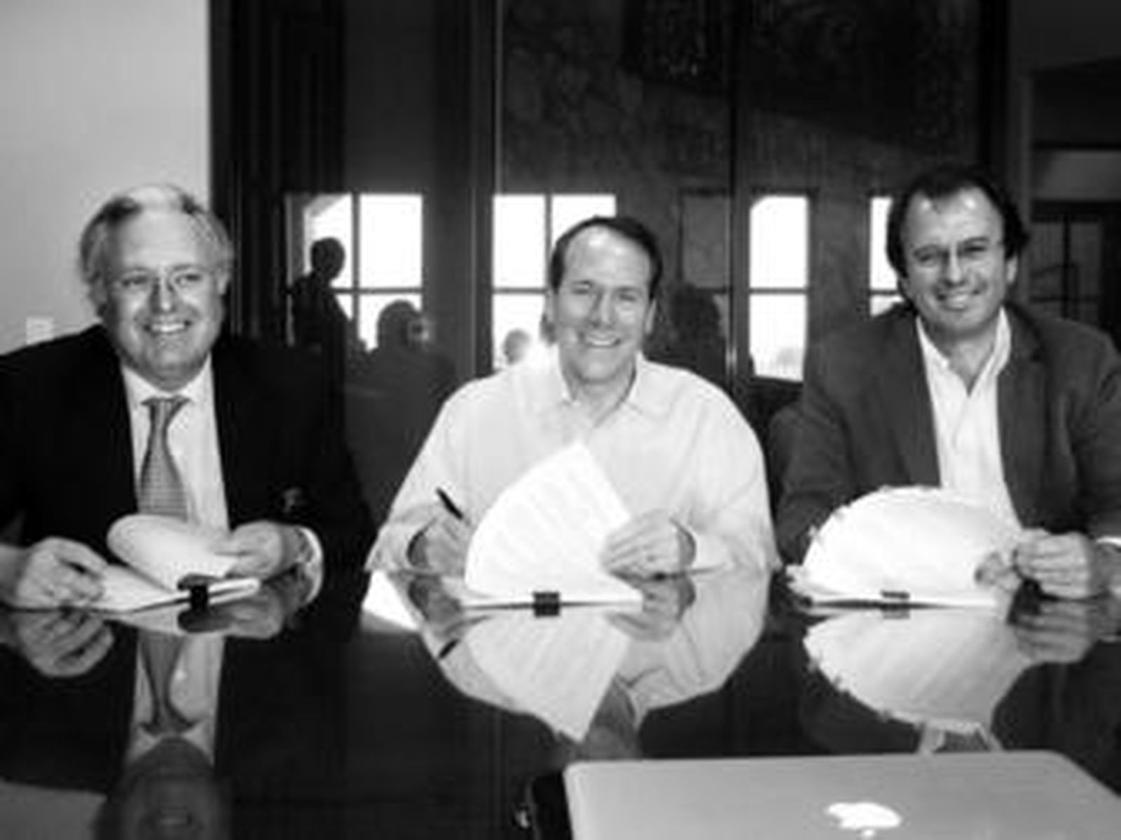 Tomás Osborne, David Kent e Ignacio Osborne, durante la firma del acuerdo.