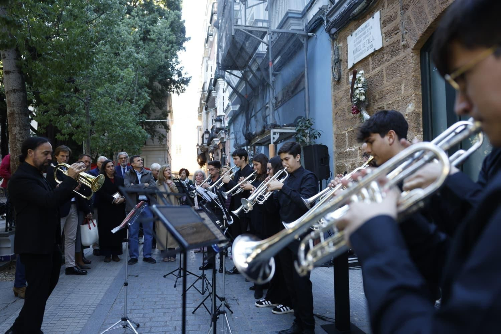 Alumnos de trompeta del Conservatorio de Cádiz durante su concierto ante la casa natal de Falla, en la plaza de Mina de Cádiz.