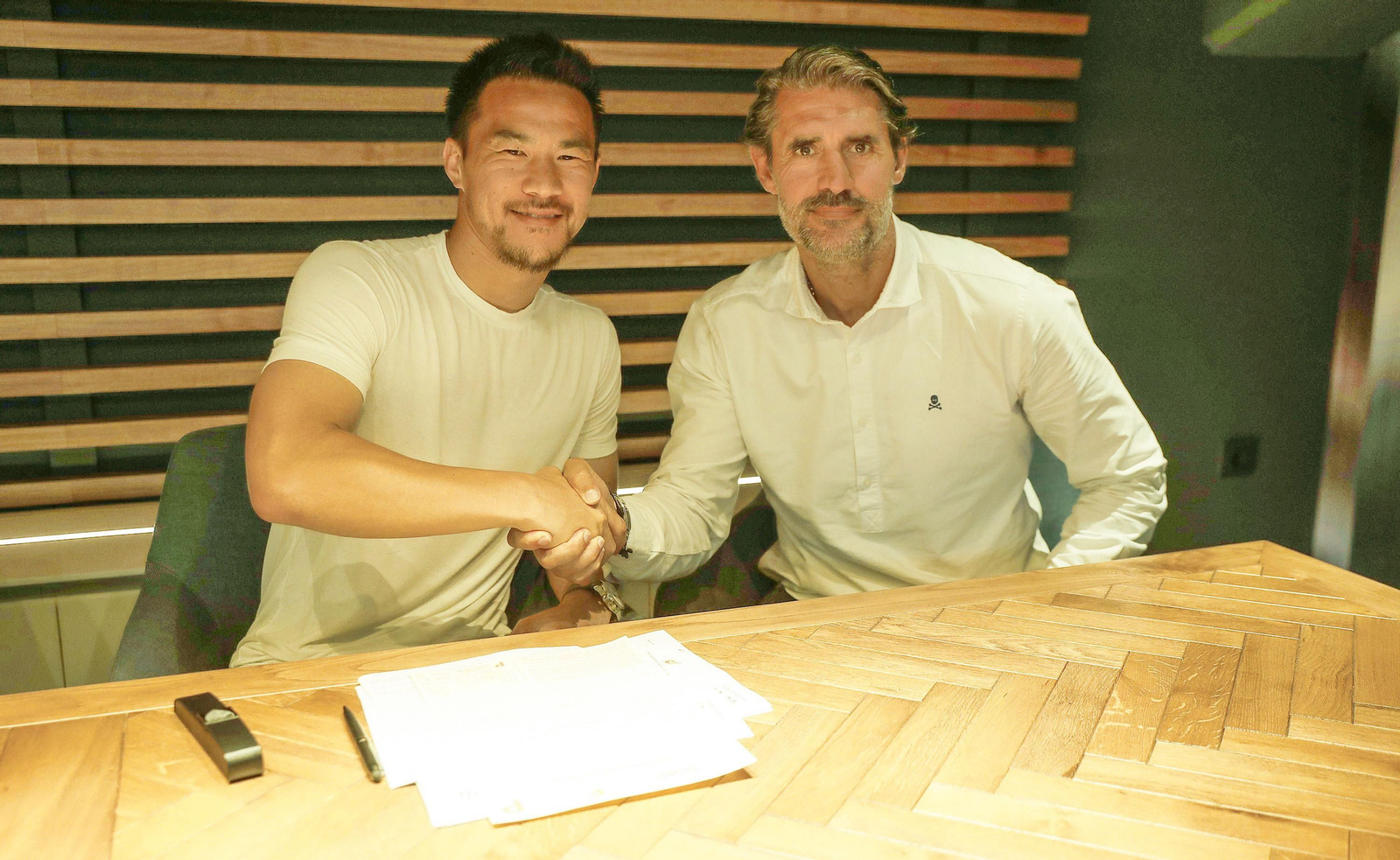 Okazaki posa junto a Caminero durante la firma de su contrato.