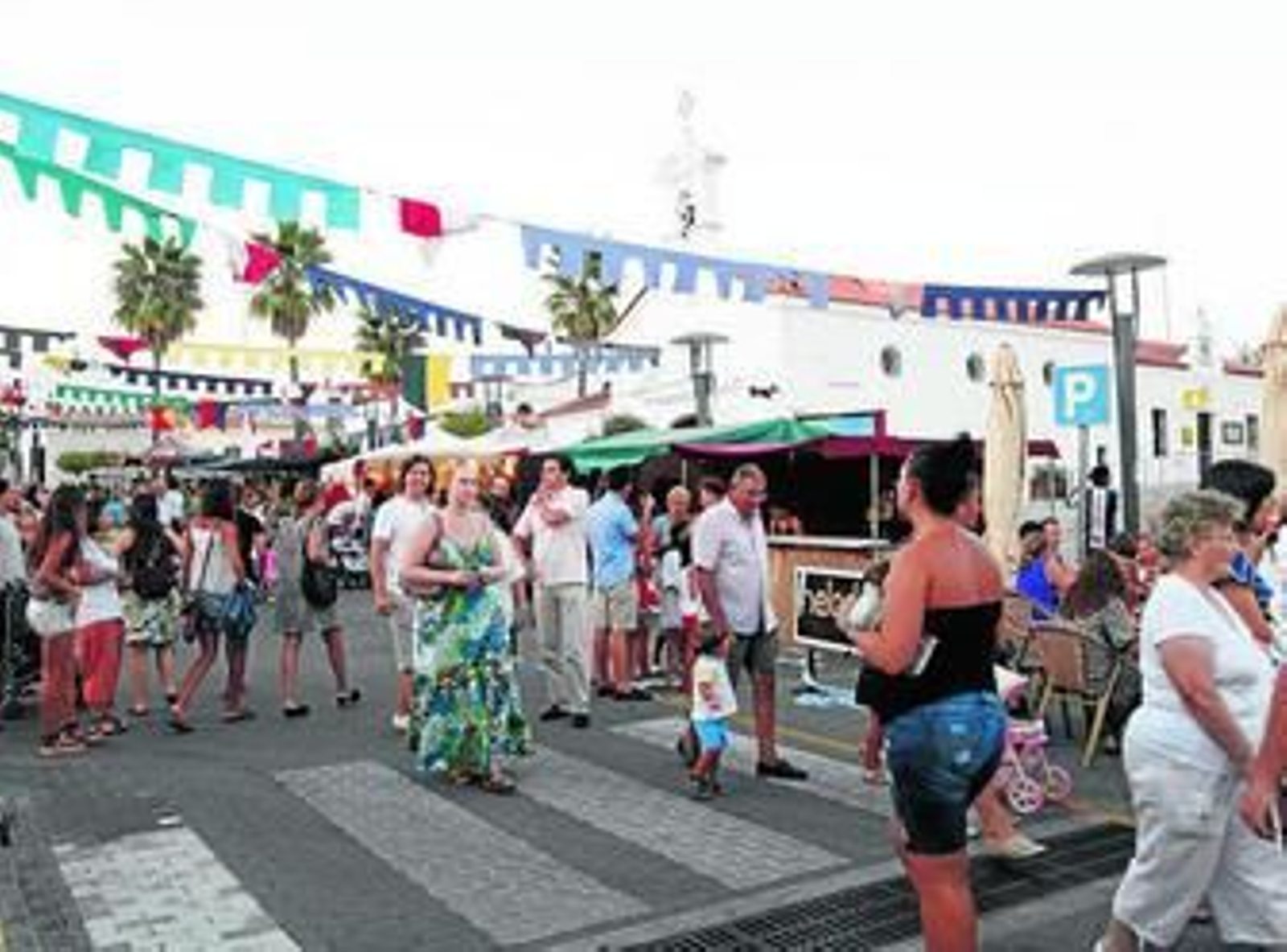 Vecinos y visitantes, paseando por las calles.