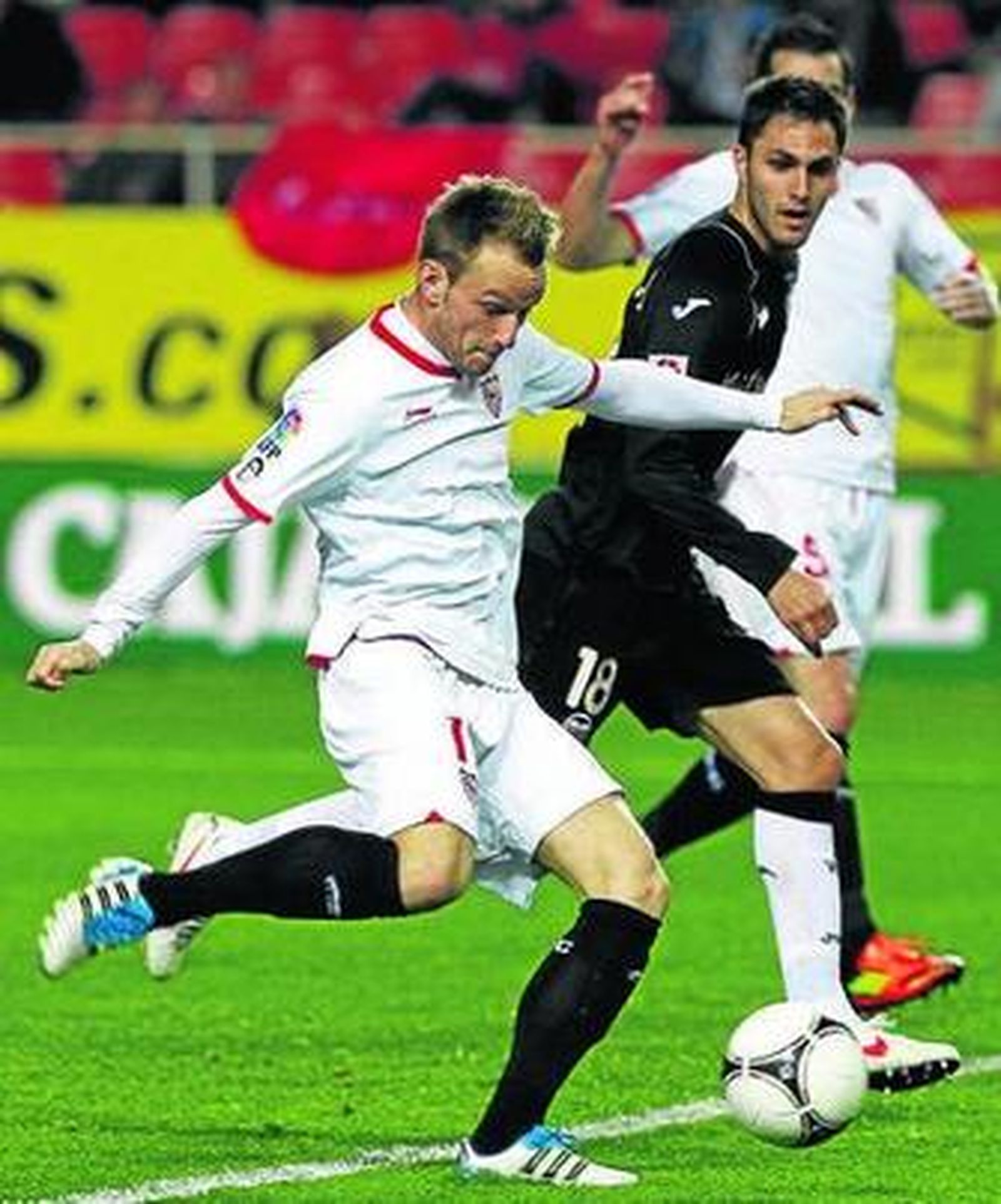 El sevillista Rakitic ensaya el disparo sobre la portería ché.