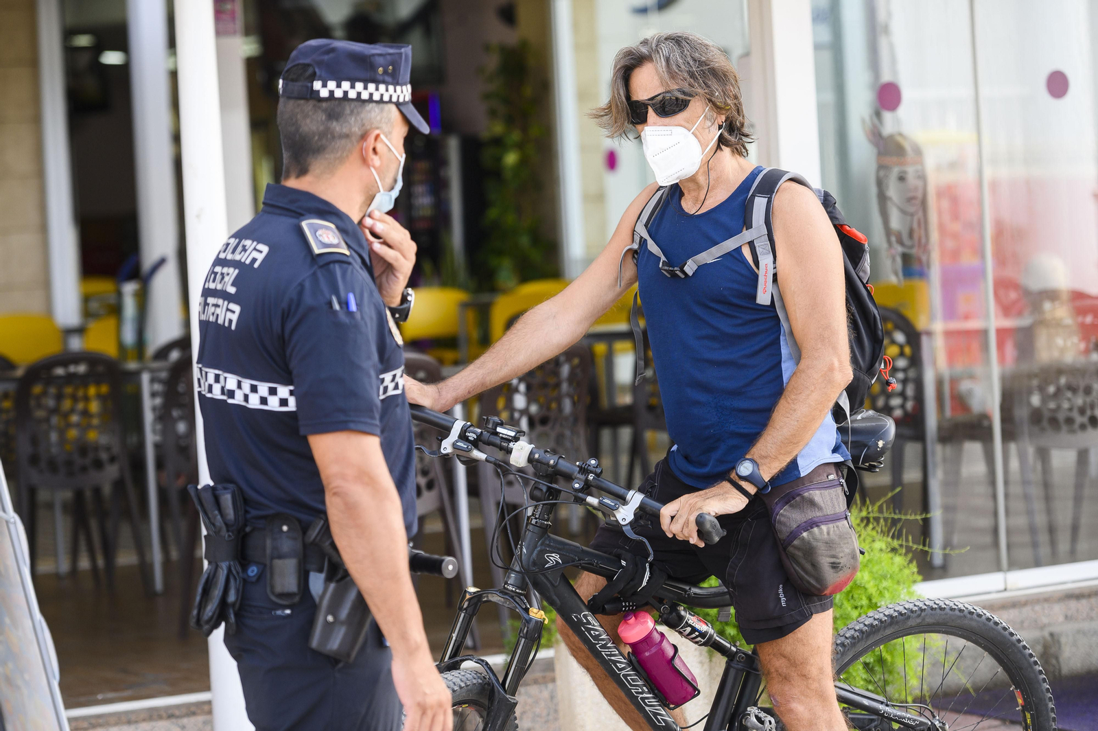 Agente de la Policía en el paseo marítimo