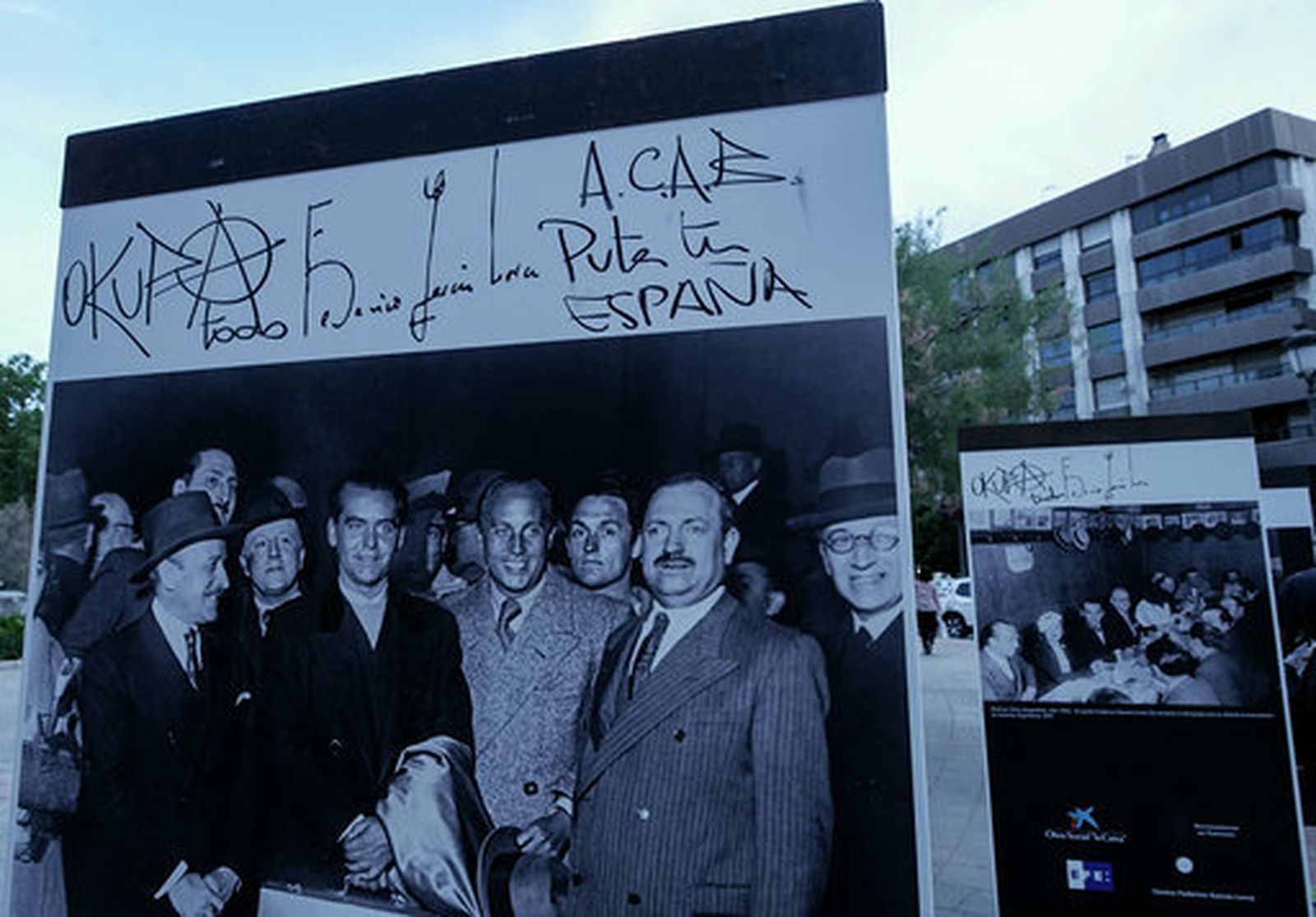Pintadas antisistema en la exposición de Lorca en la Fuente de las Batallas