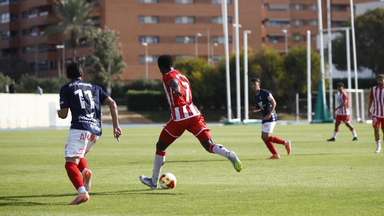 Marciano prepara la pierna para el disparo durante una acción del encuentro frente a los sevillanos.