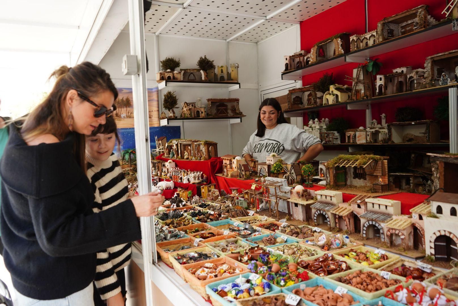 Granada prepara la Navidad: así está quedando Bib-Rambla con los tradicionales puestos de figuritas y belenes