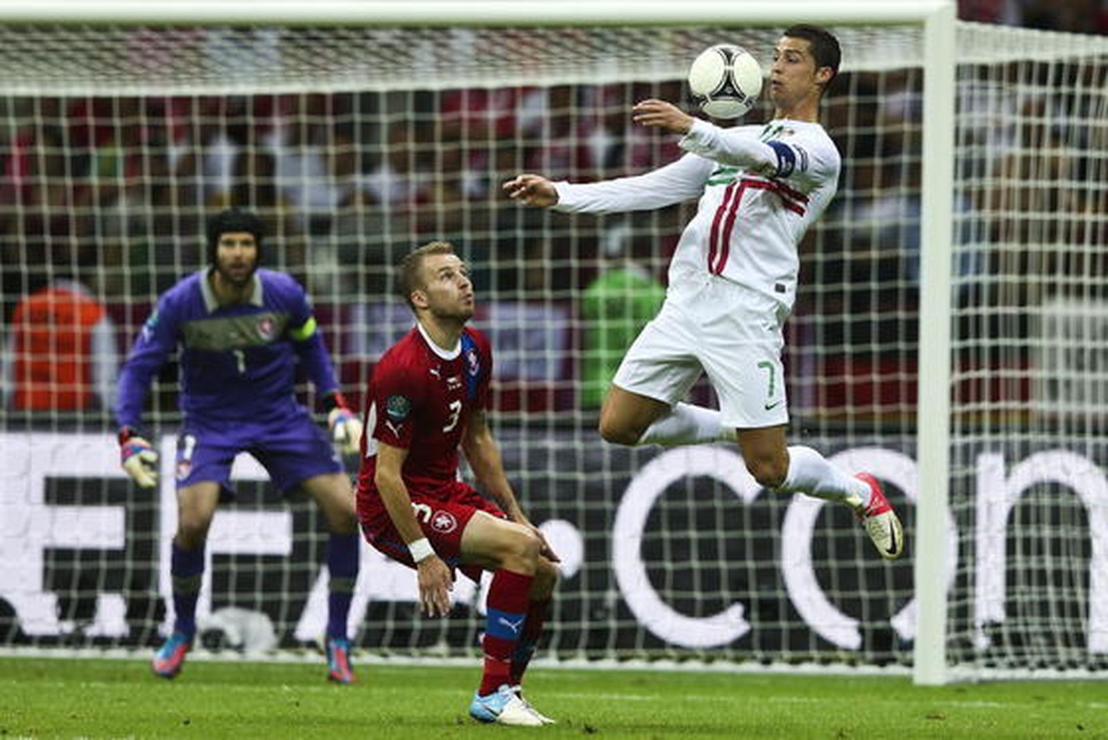 Un gol de Cristiano Ronaldo pone a Portugal en las semifinales de la Eurocopa.

Foto: EFE