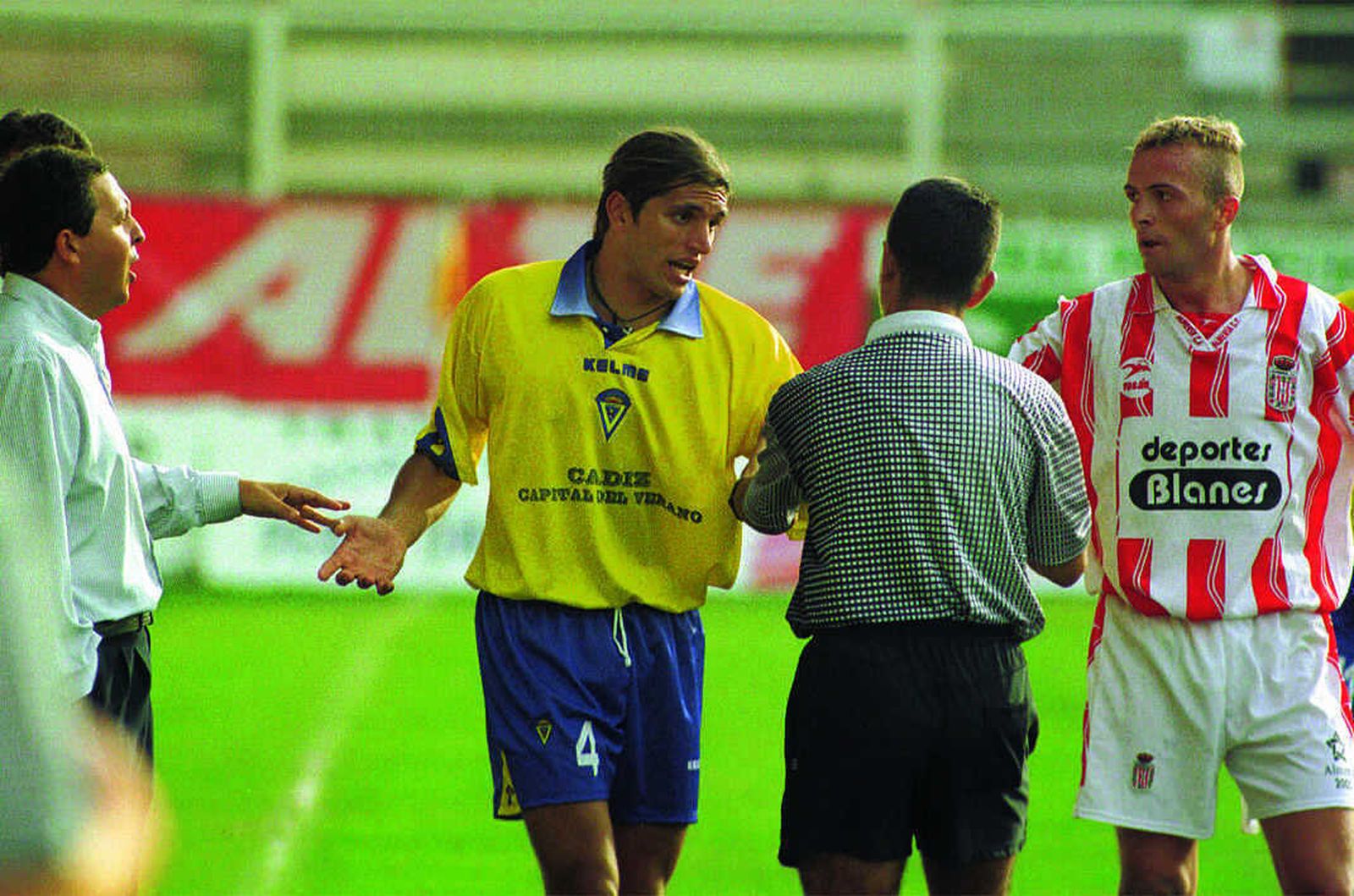 Momento en que Alberto Merino es expulsado contra el Almería en la 98/99.