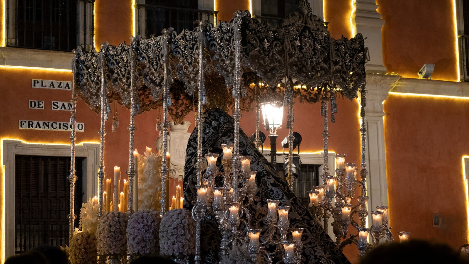 La Candelaria visita el Palacio Arzobispal y el Ayuntamiento de Sevilla
