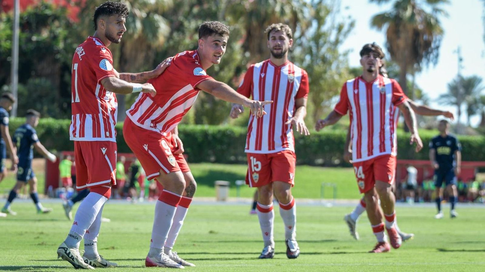 Iker Burgos celebra el tanto del empate con Nico Fernández, con Romera y Martins en segundo plano.