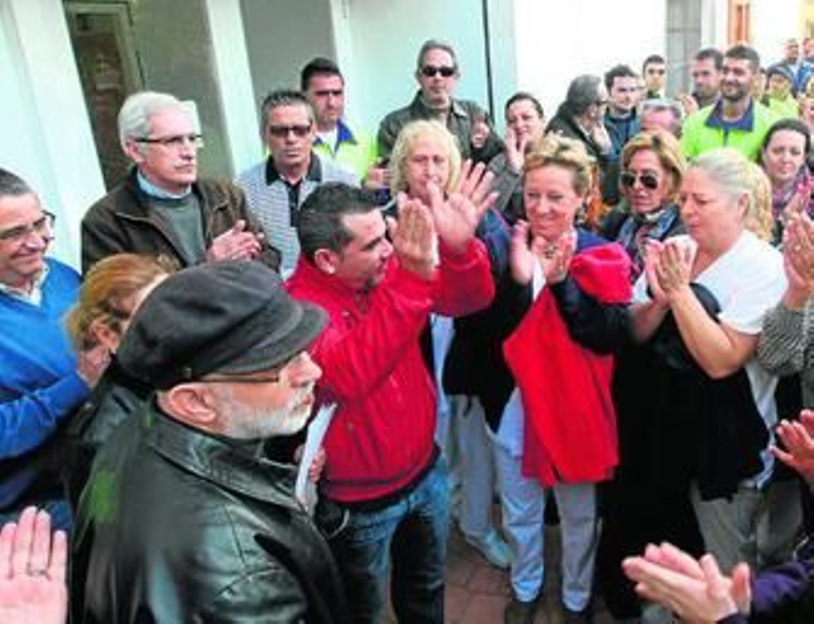 Juan Miguel García, con las manos en alto, recibe el apoyo de compañeros a las puertas del juzgado.