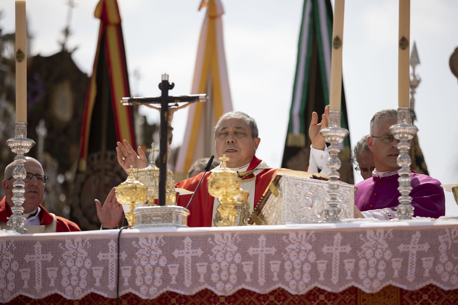 El Rocio 2023: Imágenes de la misa Pontifical del Domingo de Pentecostés
