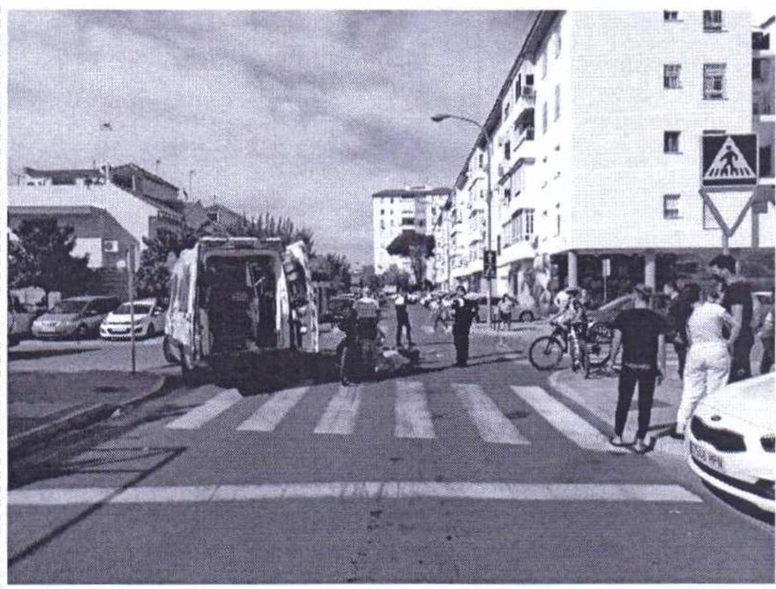 El ciclista recibiendo atención sanitaria, según fotografía de la Policía Local