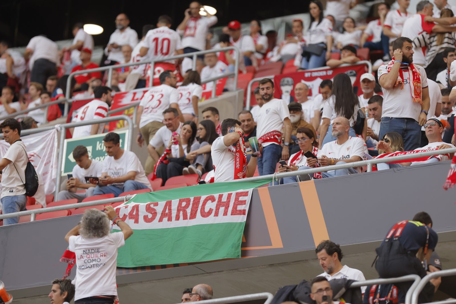 Búscate en las fotos del Sevilla-Roma