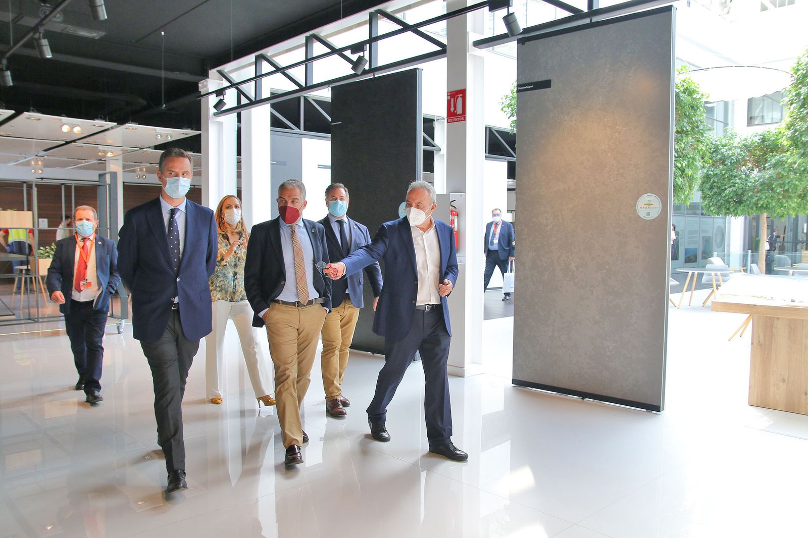 Las imágenes de la visita de Bendodo a Cosentino y la firma de la adenda con Extenda y la AEMA