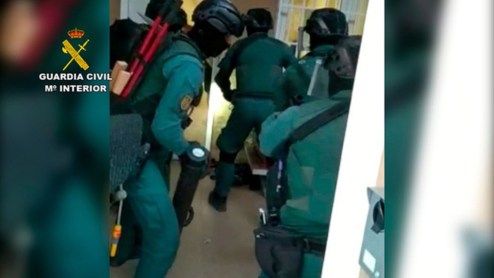 Entrada de guardia civiles en uno de un domicilio.