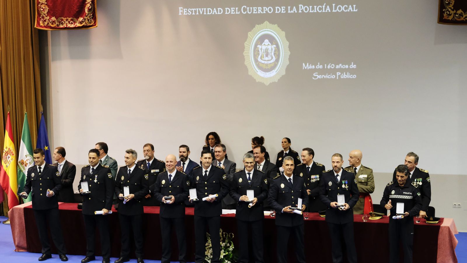 Los agentes condecorados posan con las autoridades locales.
