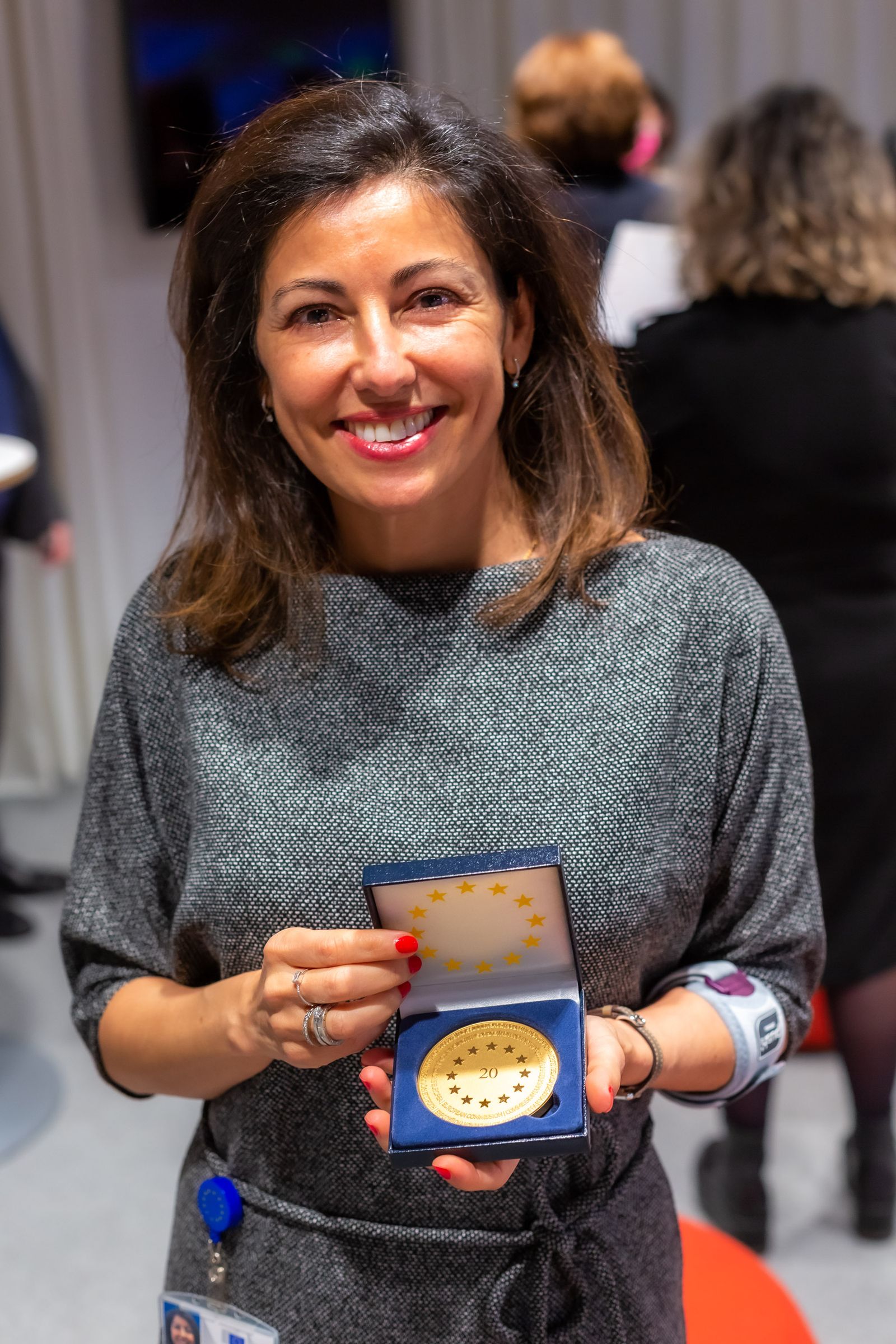 Ana Juárez con la medalla por los 20 años de trabajo en la Comisión Europea.