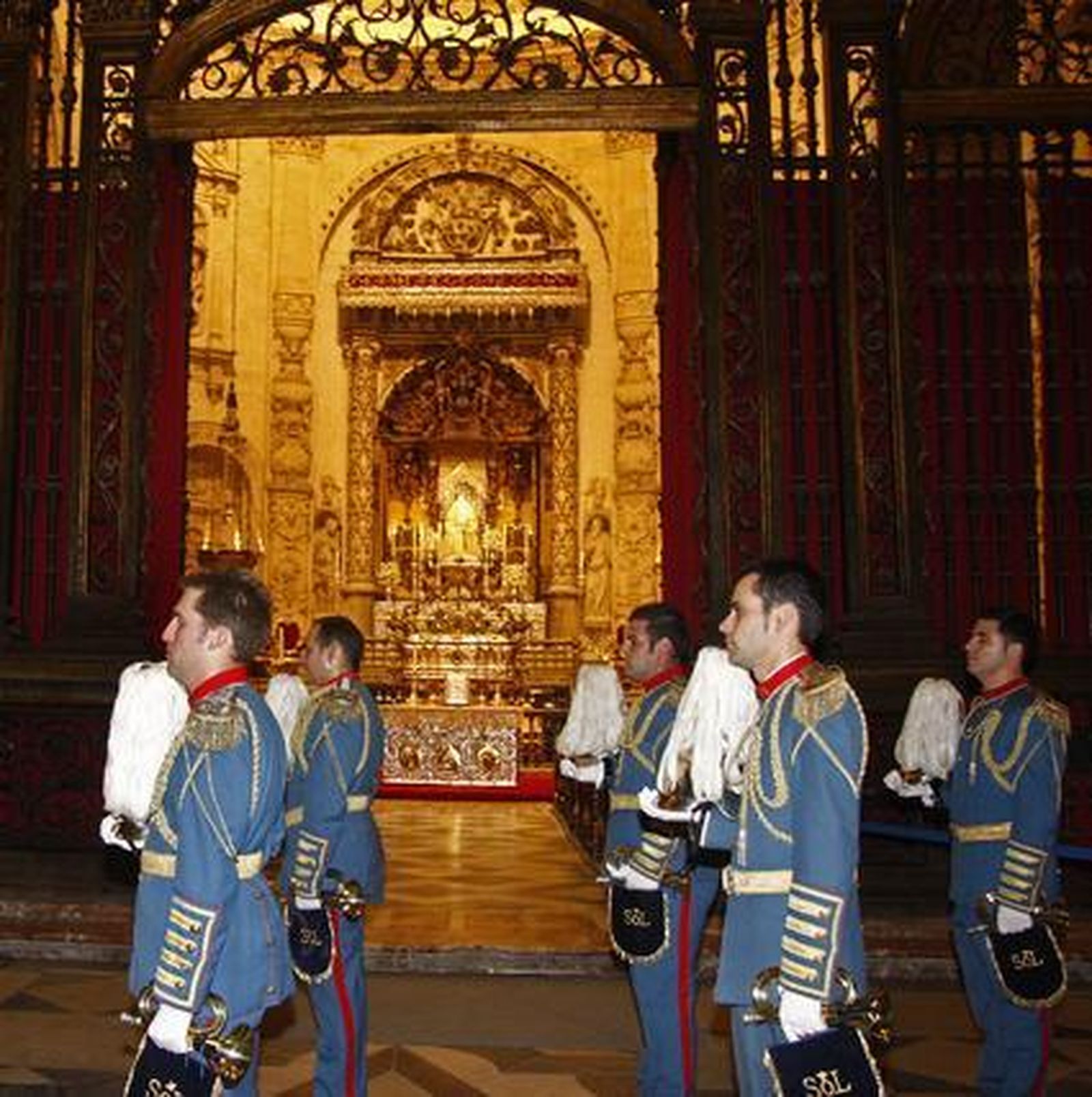 La Giralda acoge, con la banda del Sol, el rito del que se tienen noticias desde 1404.  Foto: B.Vargas