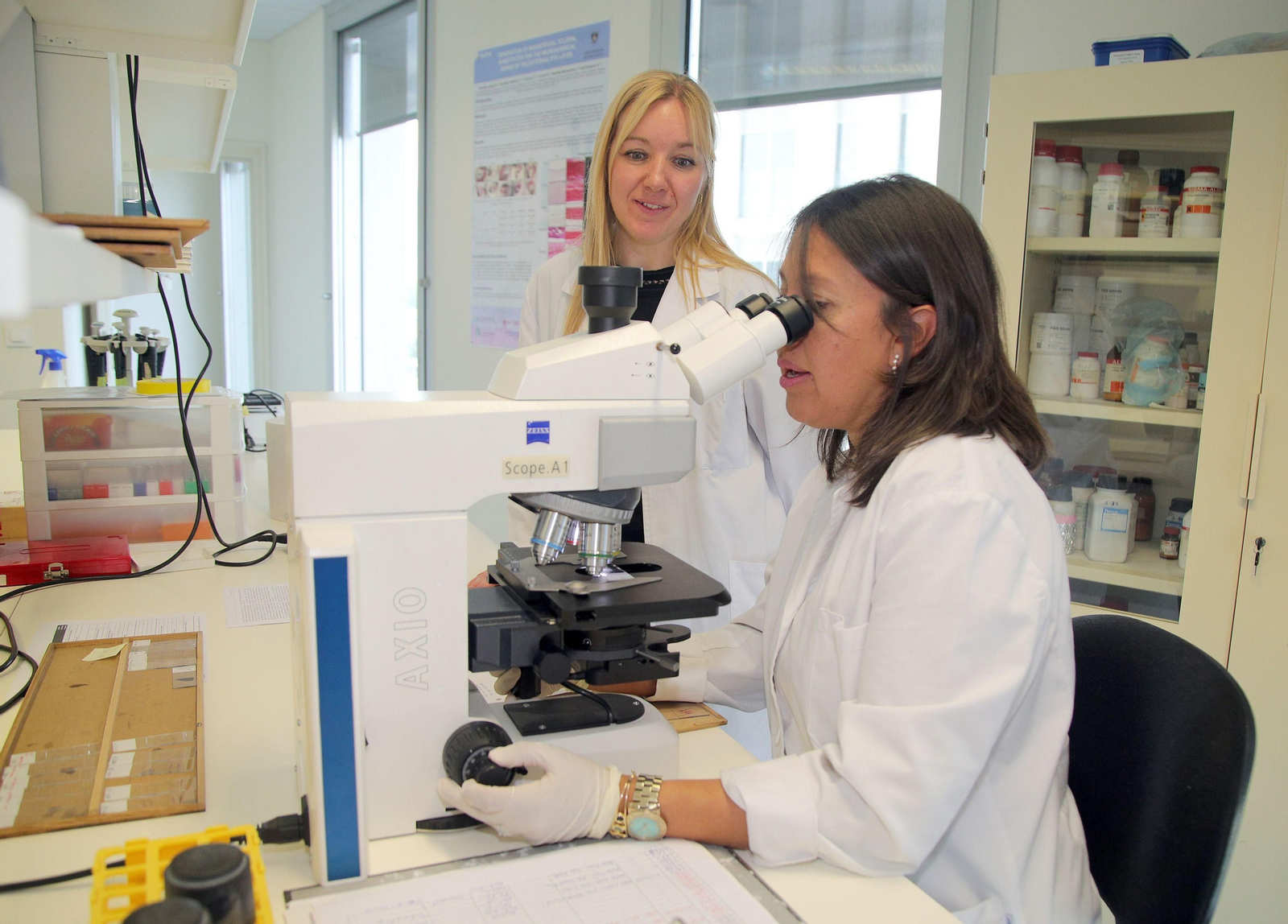 Investigadoras en un laboratorio de la UGR.