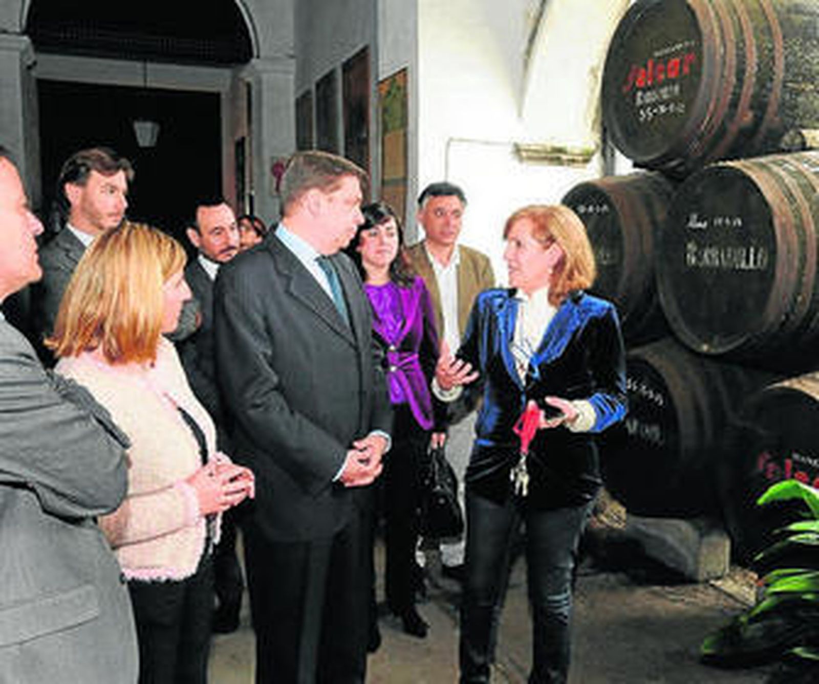 El consejero, durante su visita a Bodegas Barbadillo en Sanlúcar.