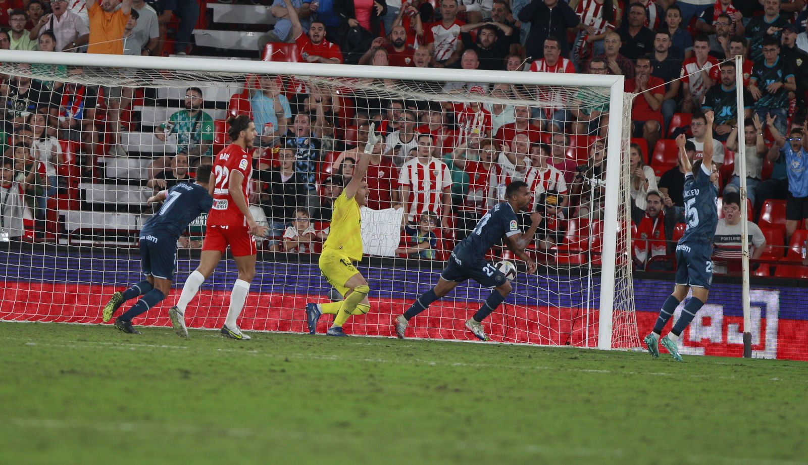Imágenes del partido de fútbol U.D. Almería-Girona F.C.