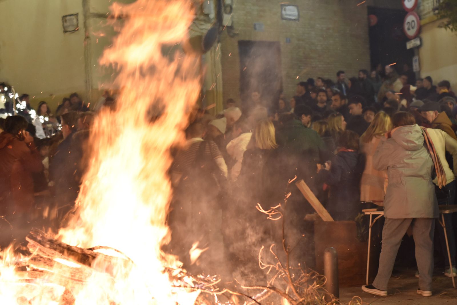 Jaén brilla y disfruta al fuego de las lumbres de San Antón