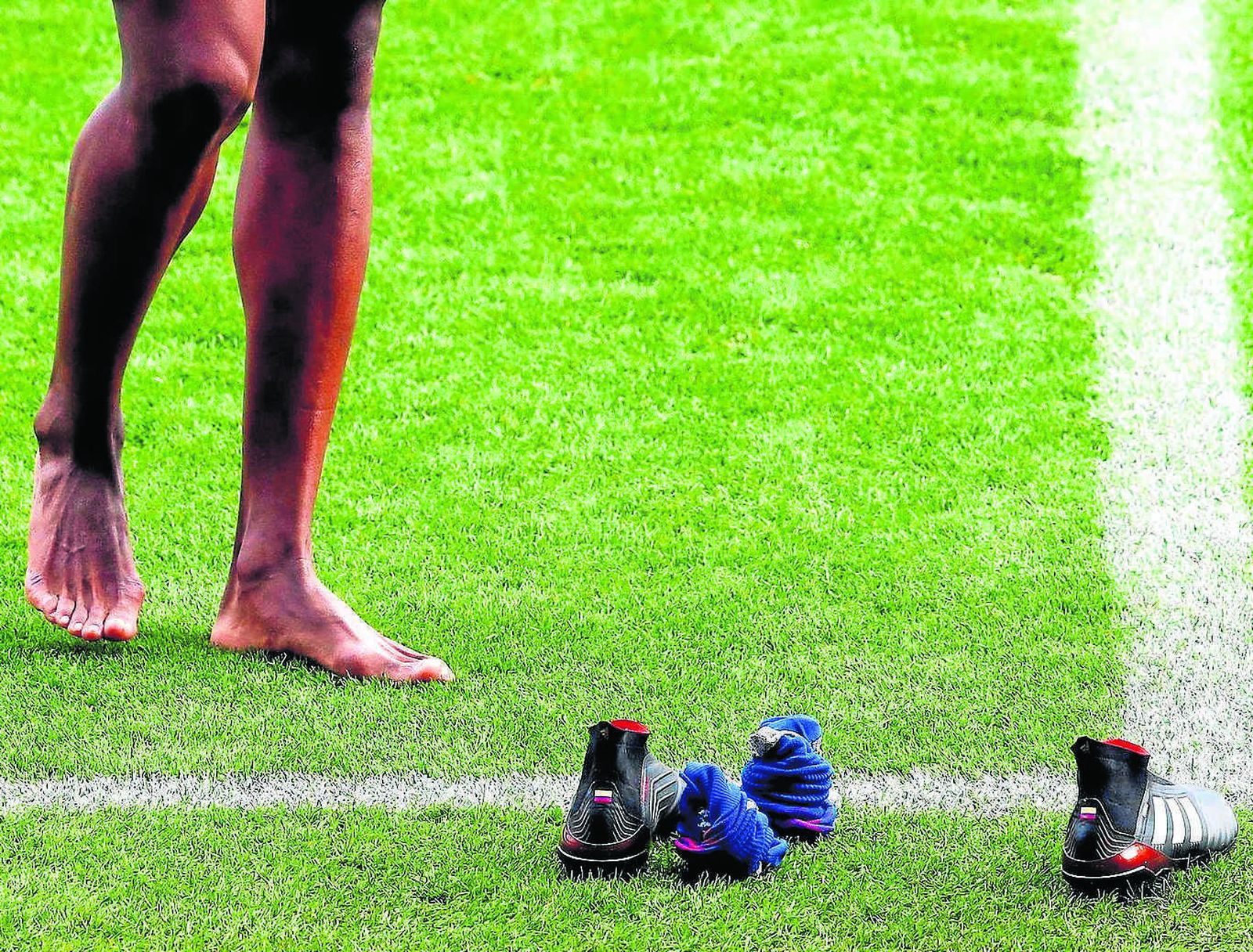 Sus botas de fútbol, el preciado tesoro de Sahib.