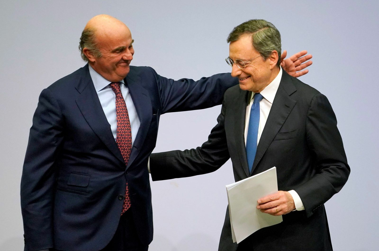 Draghi, con el vicepresidente del BCE, Luis de Guindos