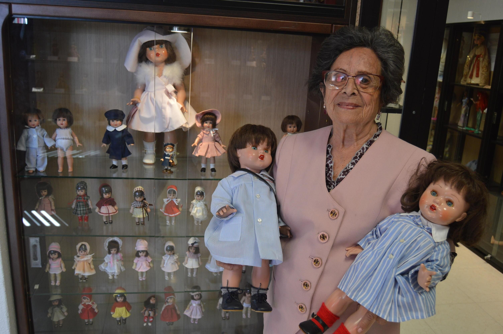 Ana Zambrano muestra algunas de sus muñecas.