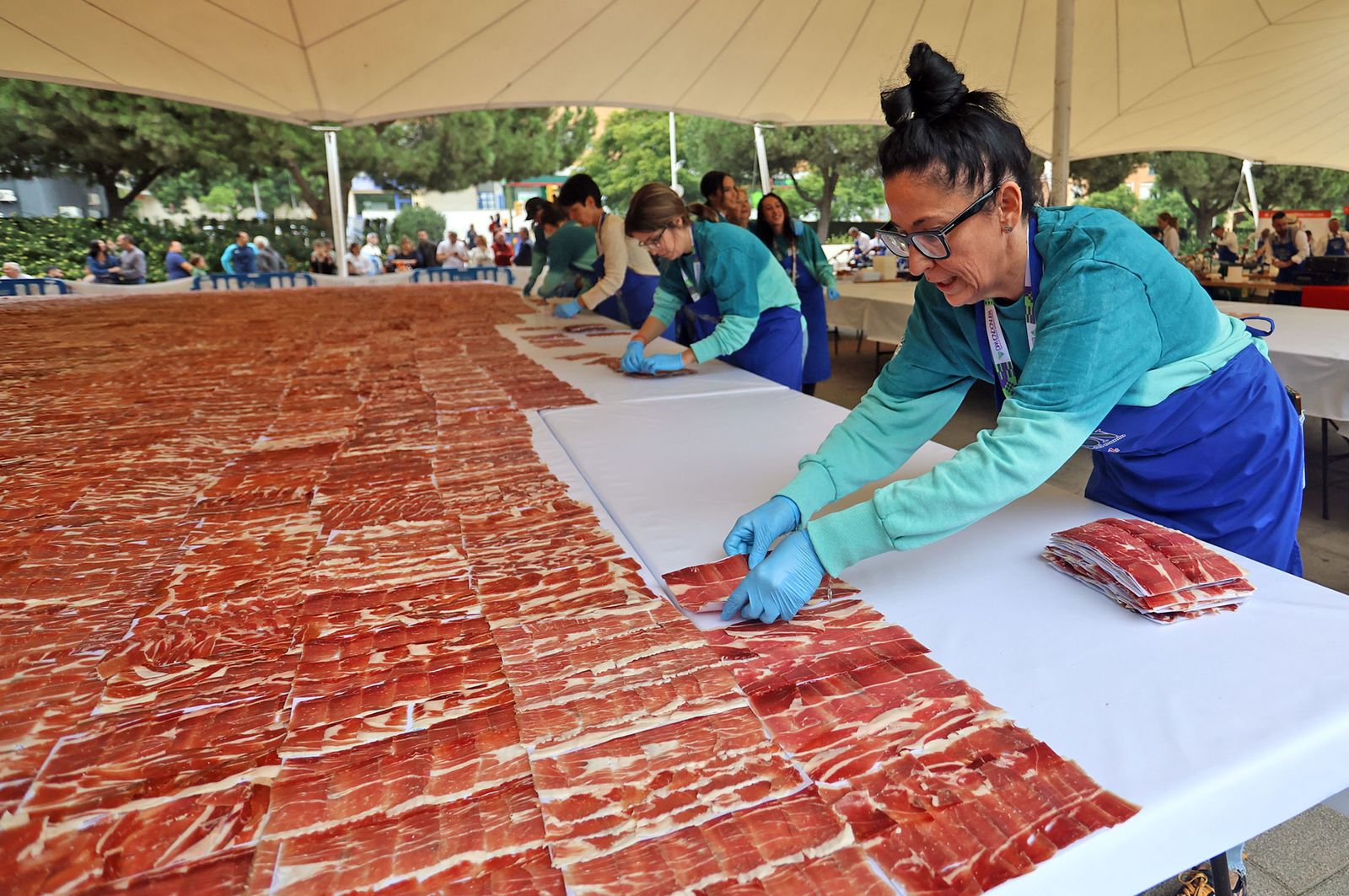 Huelva consigue el récord Guinness con el plato de jamón más grande del mundo, en imágenes