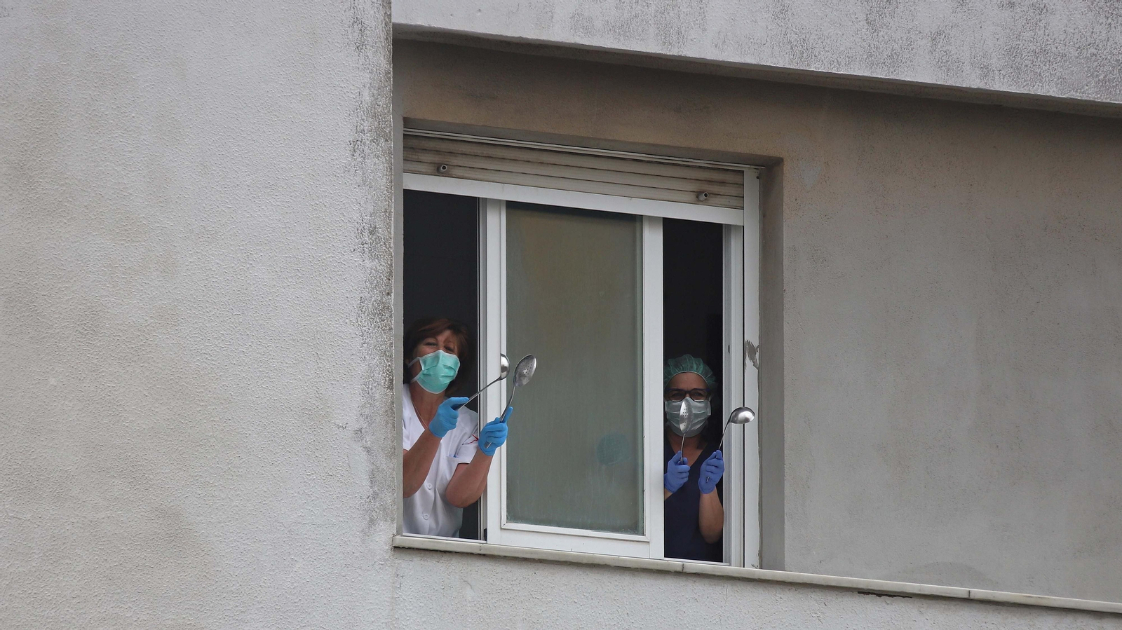 Fotos de las tareas de desinfección del Centro Residencial para Mayores de Algeciras