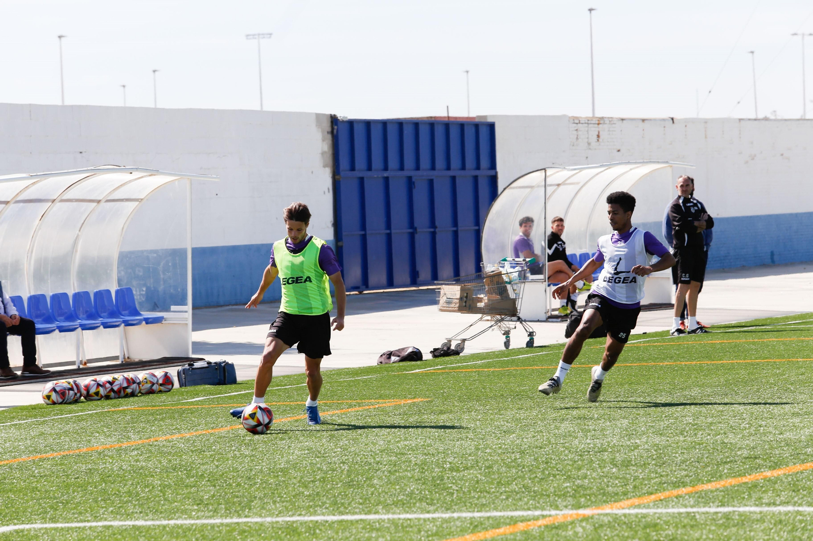 La Balona prepara sobre césped sintético el partido en Lebrija