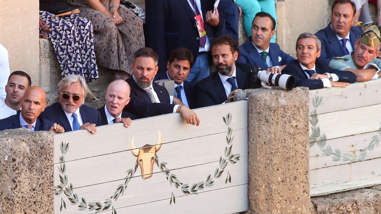 Santiago Abascal, presidente de Vox (5i) junto al empresario y torero, Francisco Rivera (6i), entre otras autoridades.