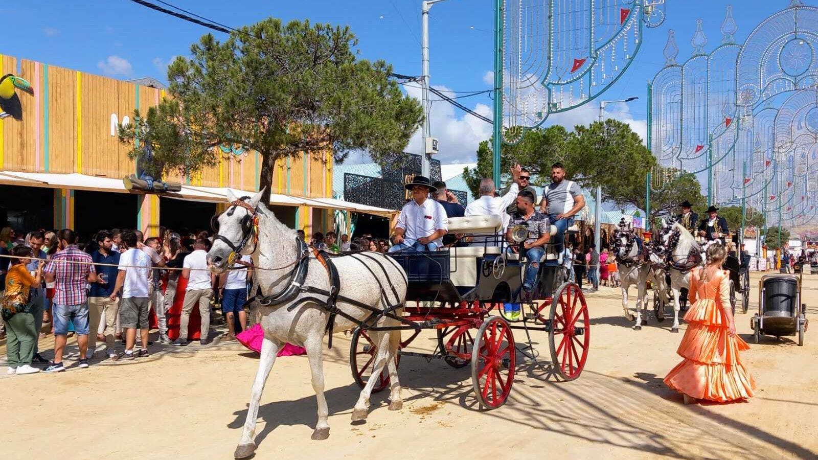 Desde primera hora de la tarde cientos de personas llenaron el recinto ferial de Las Albinas.