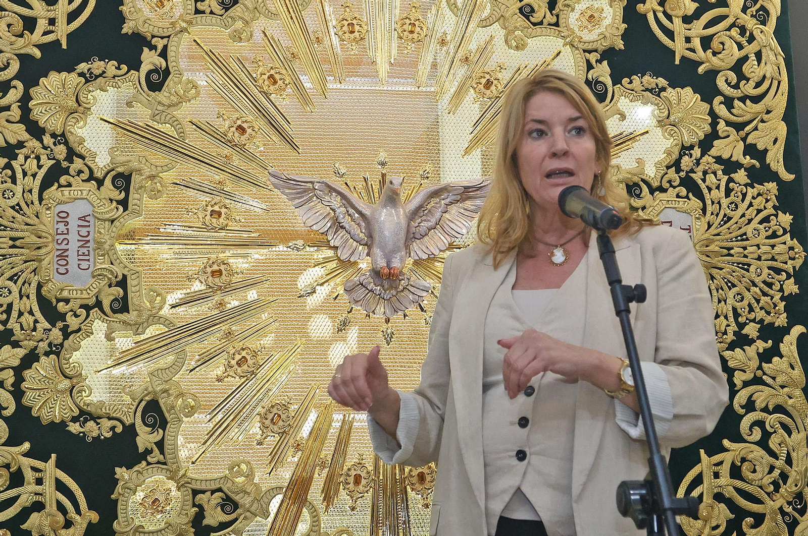 Imágenes de la presentación del techo de palio de la Virgen del Amor de las Tres Caídas