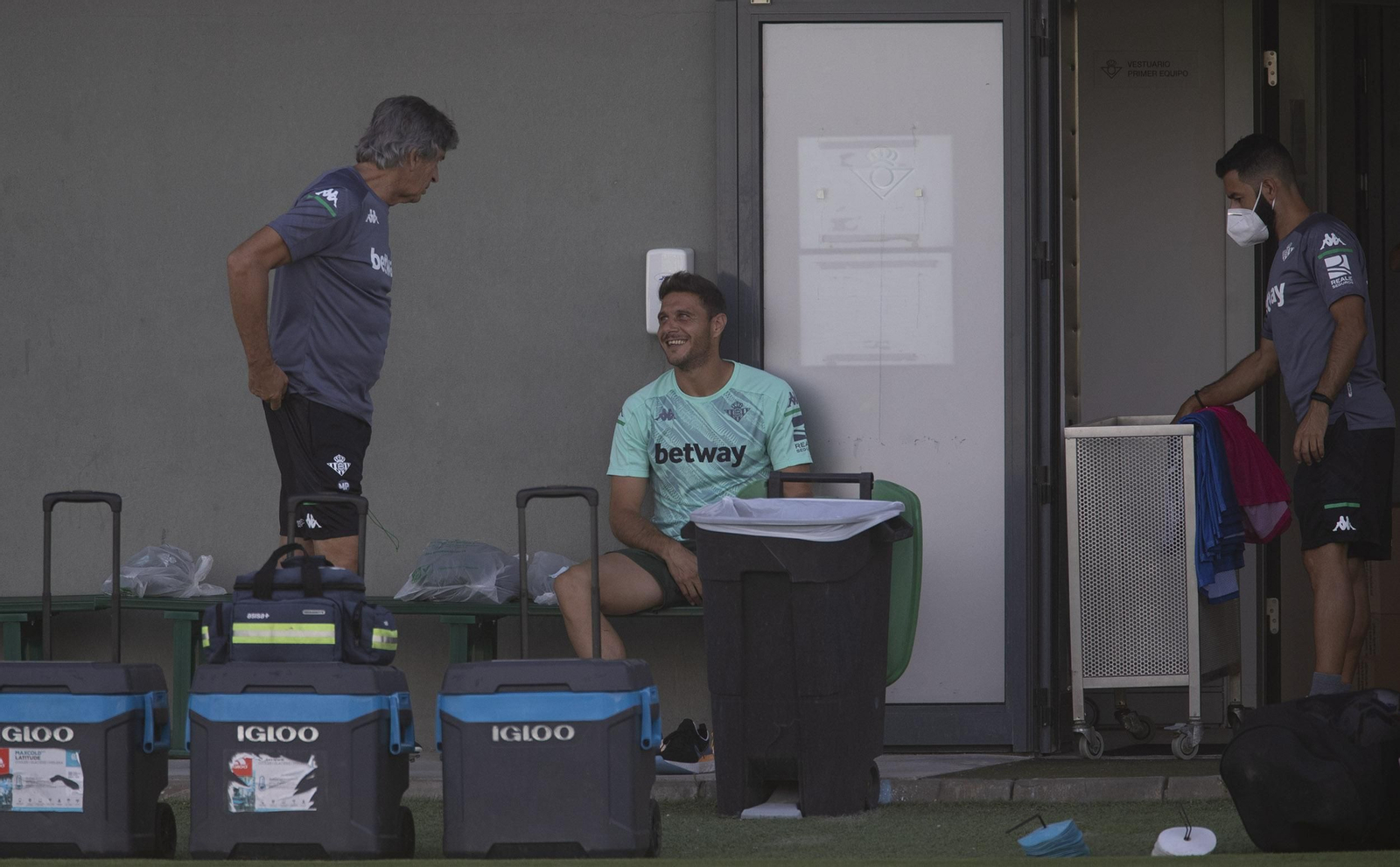 Pellegrini dialoga con Joaquín antes del inicio de un entrenamiento.
