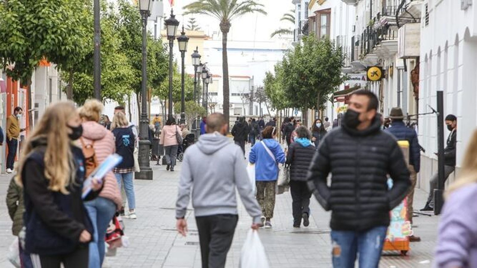 Habitantes de Chiclana, discurrendo por la calle de la Plaza