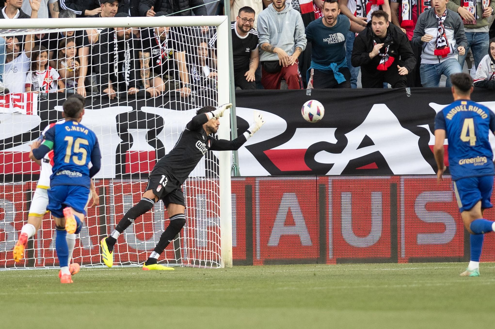 Un error de Marc Martínez supuso el 1-0 del Rayo Vallecano.