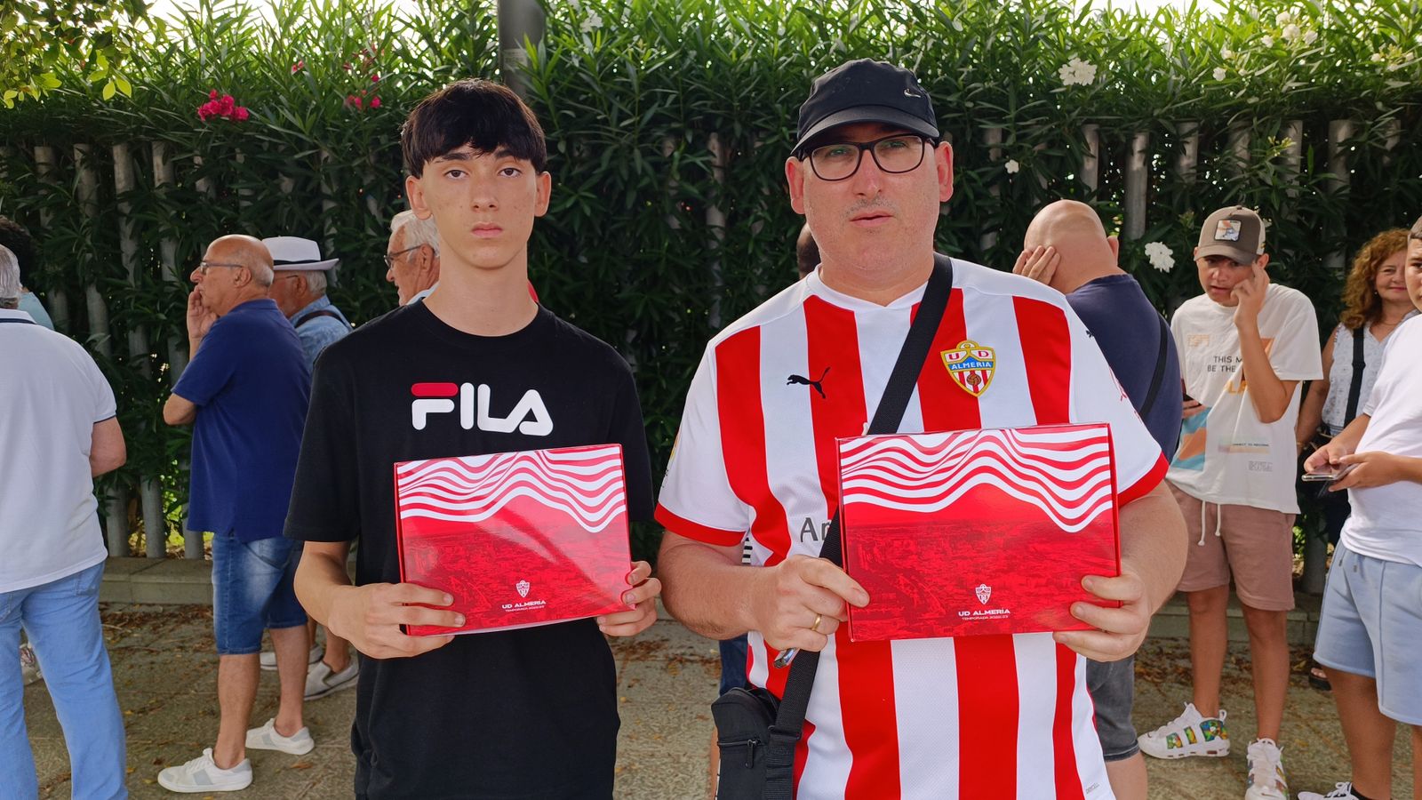 Imágenes de la renovación de los abonos de la U.D. Almería